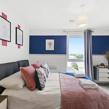 Stunning 2 Bedroom Apartment *